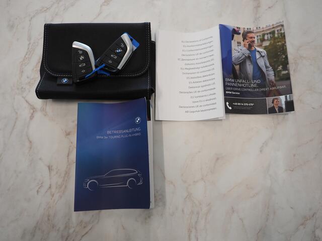 BMW 3-SERIE Touring 320e Shadow Line | Trekhaak | Adaptive Cruise | Memory | Stoelverwarming | PDC | Dodehoek | Carplay