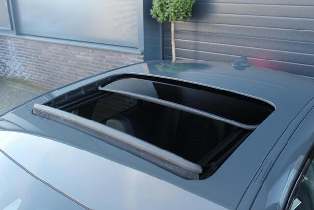 BMW 3-SERIE 330e xDrive M Sport | Panoramadak | Adaptief M onderstel | Adaptieve Cruise Control | Stoel en Stuurverwarming