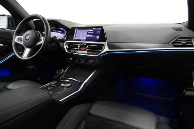 BMW 3-SERIE Touring 330e xDrive M Sport / M340i Diffuser / Black Diamond M grille / M340i M Sport bumper pakket / BMW Laser Light / Panoramadak / Premium kleur Dravitgrau / Elektr. verstelbare voorstoelen links met memory / Apple Carplay - Android Auto / Stoelverwar
