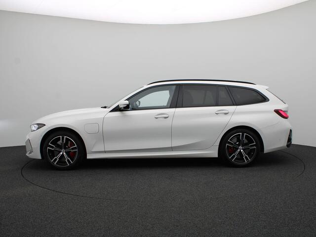 BMW 3-SERIE Touring 330e xDrive M Sportpakket Pro | Innovation Pack | Entertainment Pack | Comfort Access | DAB | HiFi | 18''