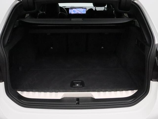 BMW 3-SERIE Touring 330e xDrive M Sportpakket Pro | Innovation Pack | Entertainment Pack | Comfort Access | DAB | HiFi | 18''