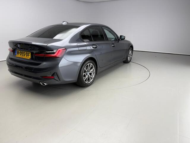 BMW 3-SERIE Sedan 320i | LED | Leder | Navigatie | Sportstoelen | Stoelverwarming | DAB | Alu 17 inch