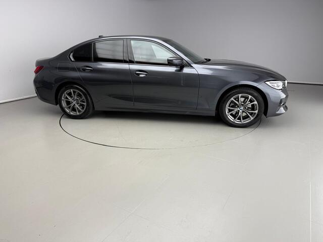 BMW 3-SERIE Sedan 320i | LED | Leder | Navigatie | Sportstoelen | Stoelverwarming | DAB | Alu 17 inch