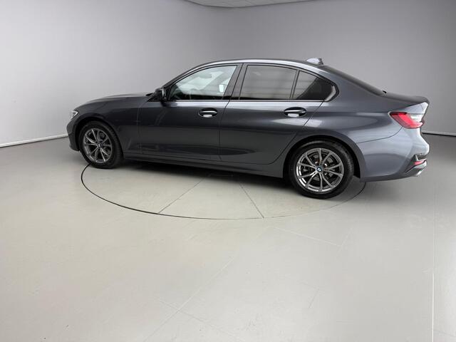 BMW 3-SERIE Sedan 320i | LED | Leder | Navigatie | Sportstoelen | Stoelverwarming | DAB | Alu 17 inch