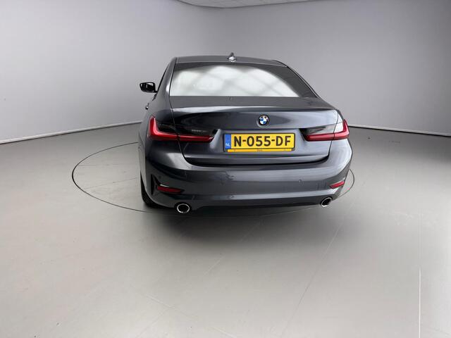 BMW 3-SERIE Sedan 320i | LED | Leder | Navigatie | Sportstoelen | Stoelverwarming | DAB | Alu 17 inch