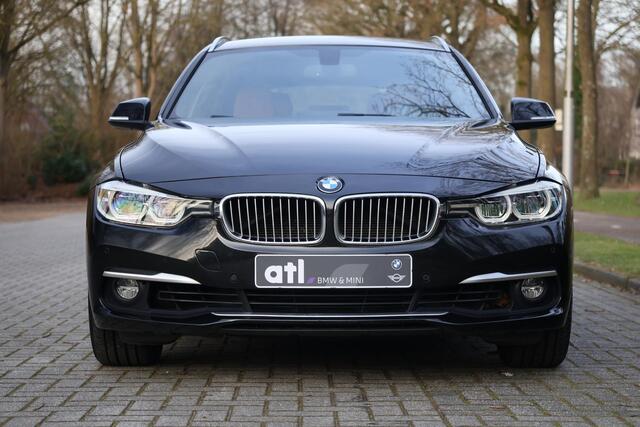 BMW 3-SERIE Touring 318i Luxury Edition AUT | Org. NL | Leder | Navi Pro | LED | Stoelverwarming | Clima | PDC v+a | Alarm kl.3 | Etc.
