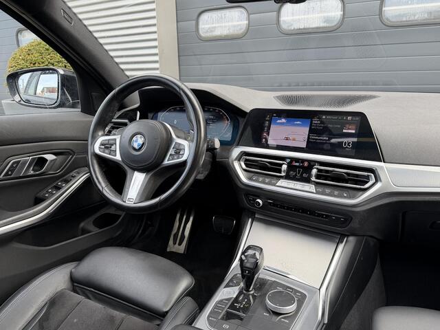 BMW 3-SERIE Touring 320i High Executive M-Sport | Panoramadak | Camera | Head-Up Display | DAB | Stoelverwarming | Elektrische Achterklep |