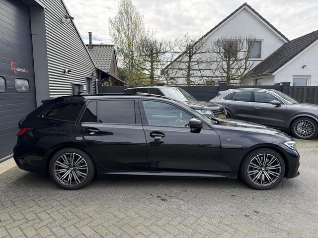 BMW 3-SERIE Touring 320i High Executive M-Sport | Panoramadak | Camera | Head-Up Display | DAB | Stoelverwarming | Elektrische Achterklep |