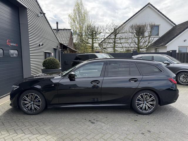 BMW 3-SERIE Touring 320i High Executive M-Sport | Panoramadak | Camera | Head-Up Display | DAB | Stoelverwarming | Elektrische Achterklep |