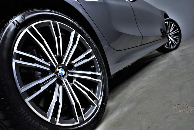 BMW 3-SERIE 330e 292pk Automaat High Executive Virtual/Carplay/Camera/Sportstoelen/Led/Leer/Pdc/Cruise/Lmv18"