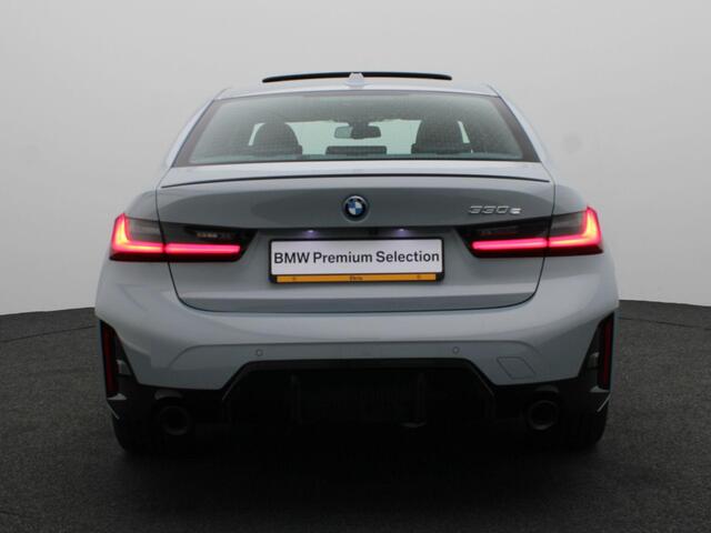 BMW 3-SERIE Sedan 330e M Sportpakket Pro | Innovation Pack | Comfort Pack | Trekhaak | Schuifdak | Driving Assistant | Parking Assistant Plus | 19''