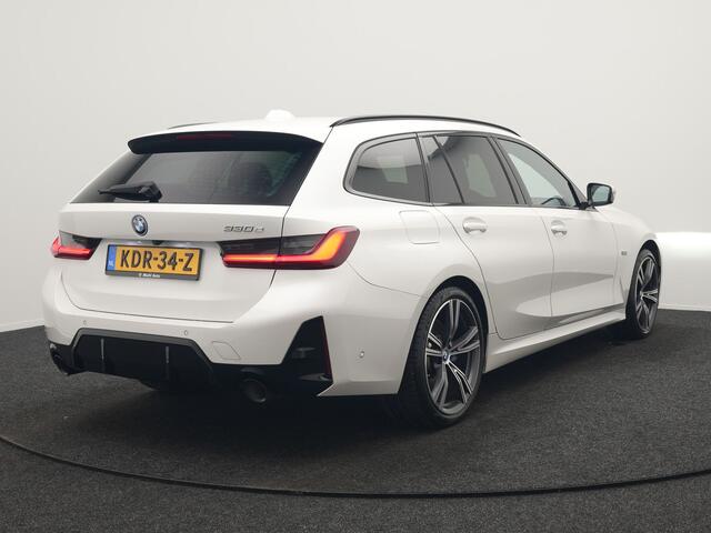 BMW 3-SERIE Touring 330e M Sport PHEV 293pk Dealer O.H. NIEUW MODEL | Adaptive Cruise | Head Up | Camera | Lederen Competition Stoelen Memory & Verwarmd | Sfeerverlichting | Stuur Verwarmd | Keyless | Blis | Apple Carplay | Plug In Hybrid |