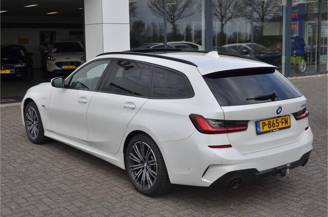 BMW 3-SERIE Touring 320e M Pakket | SOH 92%| Panoramadak | Leer | Adaptieve Cruise | 360 Camera | Nl Auto!