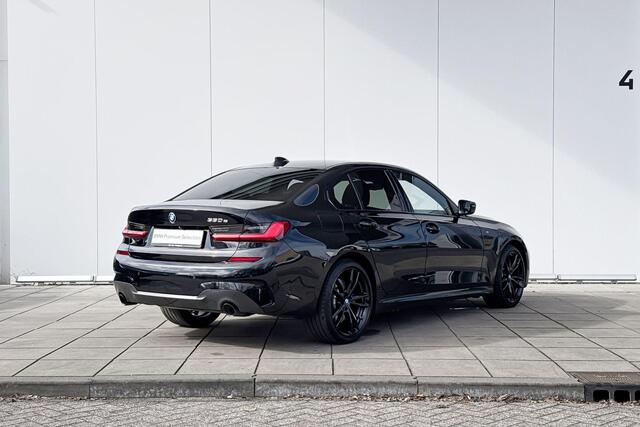 BMW 3-SERIE Sedan 330e eDrive Edition M-Sport / 19 inch / Stoelverwarming / Getinte Ramen / HiFi Audio