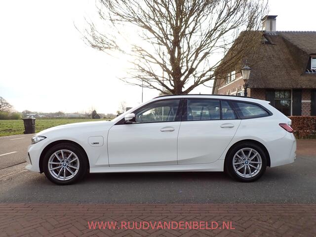 BMW 3-SERIE Touring 320e xDrive FACELIFT WIDESCREEN / CARPLAY / TREKHAAK / SPORTLEER
