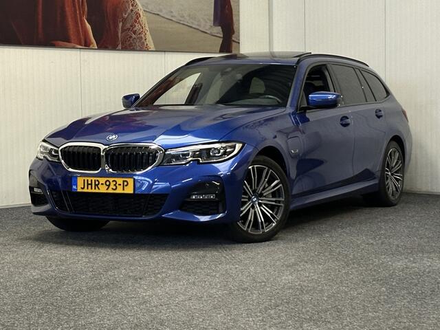 BMW 3-SERIE TOURING 330E XDRIVE 4X4 PHEV HIGH EXECUTIVE M PAKKET LEDER/ALCANTARA NAVIGATIE CRUISE CONTROL PANORAMA SCHUIF/KANTELDAK APPLE CARPLAY/ANDROID KEYLESS GO UITKLAPBARE TREKHAAK PDC ZEER MOOI !! 3010 Coen