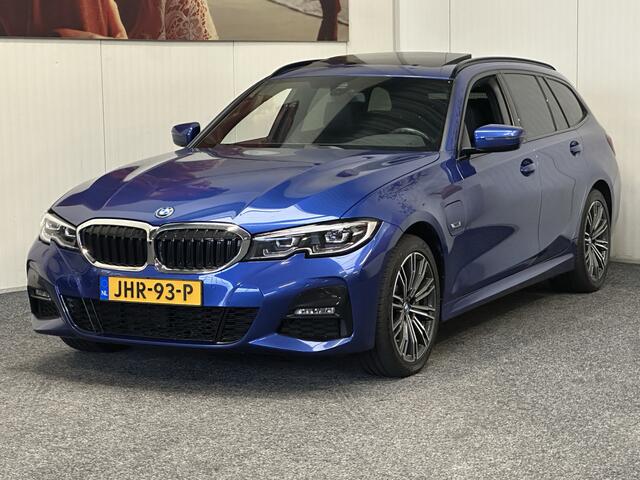 BMW 3-SERIE TOURING 330E XDRIVE 4X4 PHEV HIGH EXECUTIVE M PAKKET LEDER/ALCANTARA NAVIGATIE CRUISE CONTROL PANORAMA SCHUIF/KANTELDAK APPLE CARPLAY/ANDROID KEYLESS GO UITKLAPBARE TREKHAAK PDC ZEER MOOI !! 3010 Coen