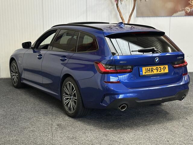 BMW 3-SERIE TOURING 330E XDRIVE 4X4 PHEV HIGH EXECUTIVE M PAKKET LEDER/ALCANTARA NAVIGATIE CRUISE CONTROL PANORAMA SCHUIF/KANTELDAK APPLE CARPLAY/ANDROID KEYLESS GO UITKLAPBARE TREKHAAK PDC ZEER MOOI !! 3010 Coen