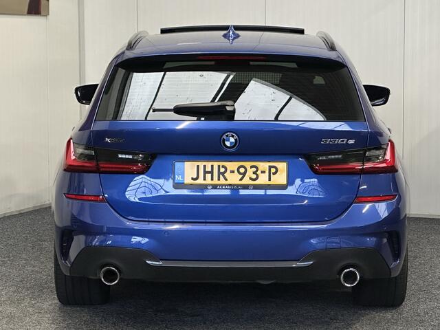 BMW 3-SERIE TOURING 330E XDRIVE 4X4 PHEV HIGH EXECUTIVE M PAKKET LEDER/ALCANTARA NAVIGATIE CRUISE CONTROL PANORAMA SCHUIF/KANTELDAK APPLE CARPLAY/ANDROID KEYLESS GO UITKLAPBARE TREKHAAK PDC ZEER MOOI !! 3010 Coen