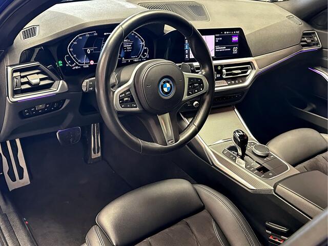 BMW 3-SERIE TOURING 330E XDRIVE 4X4 PHEV HIGH EXECUTIVE M PAKKET LEDER/ALCANTARA NAVIGATIE CRUISE CONTROL PANORAMA SCHUIF/KANTELDAK APPLE CARPLAY/ANDROID KEYLESS GO UITKLAPBARE TREKHAAK PDC ZEER MOOI !! 3010 Coen