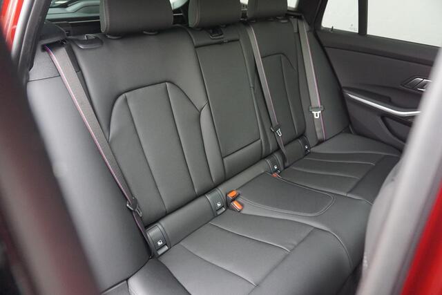 BMW 3-SERIE 330e Touring | M Sportpakket Pro | Comfort Pack | Trekhaak | Panoramadak | Harman Kardon