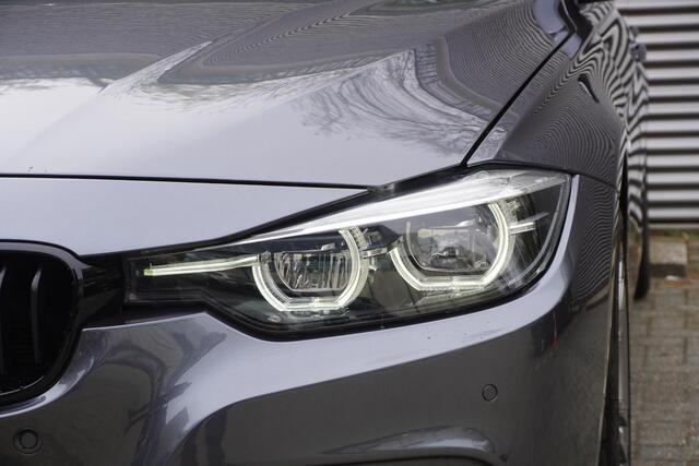 BMW 3-SERIE Touring 320i Executive | Glazen panoramadak | BMW Head-Up Display | Harman Kardon Surround Sound Systeem | Extra getint glas achter