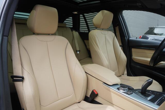 BMW 3-SERIE Touring 320i Executive | Glazen panoramadak | BMW Head-Up Display | Harman Kardon Surround Sound Systeem | Extra getint glas achter
