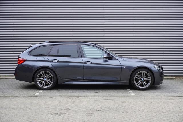 BMW 3-SERIE Touring 320i Executive | Glazen panoramadak | BMW Head-Up Display | Harman Kardon Surround Sound Systeem | Extra getint glas achter