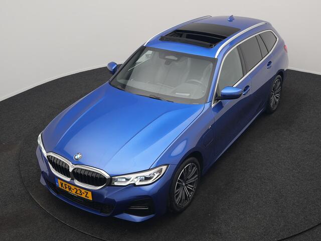 BMW 3-SERIE Touring 330e M Sport PHEV 293pk Dealer O.H. | Trekhaak Af Fabriek | Panodak | Head Up | Adaptive Cruise | 360 Camera | Harman / Kardon | Laser LED | Alcantara Sportstoelen Memory & Verwarmd | Keyless | Sfeerverlichting | Stuur Verwarmd | Plug In Hybrid |