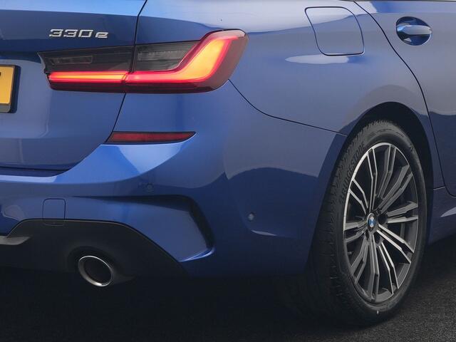 BMW 3-SERIE Touring 330e M Sport PHEV 293pk Dealer O.H. | Trekhaak Af Fabriek | Panodak | Head Up | Adaptive Cruise | 360 Camera | Harman / Kardon | Laser LED | Alcantara Sportstoelen Memory & Verwarmd | Keyless | Sfeerverlichting | Stuur Verwarmd | Plug In Hybrid |