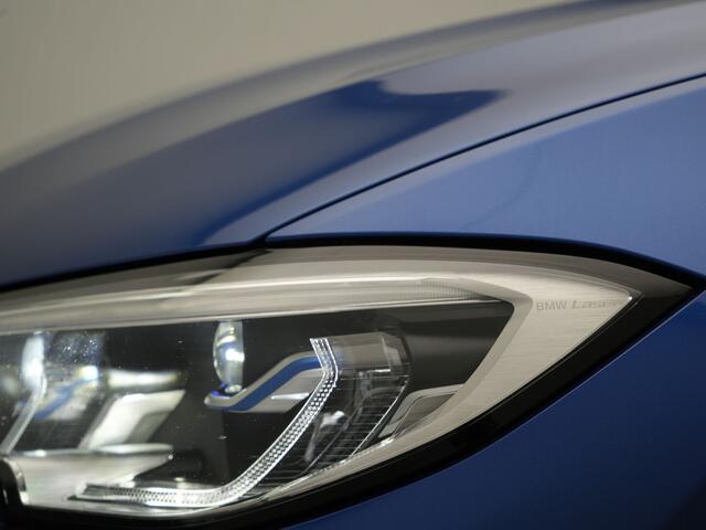 BMW 3-SERIE Touring 330e M Sport PHEV 293pk Dealer O.H. | Trekhaak Af Fabriek | Panodak | Head Up | Adaptive Cruise | 360 Camera | Harman / Kardon | Laser LED | Alcantara Sportstoelen Memory & Verwarmd | Keyless | Sfeerverlichting | Stuur Verwarmd | Plug In Hybrid |