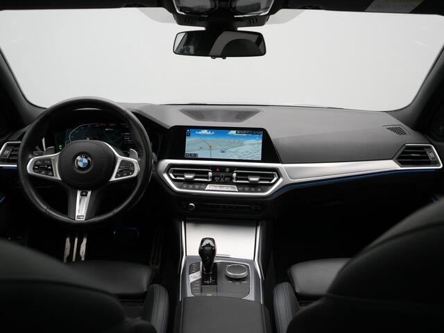 BMW 3-SERIE Touring 330e M Sport PHEV 293pk Dealer O.H. | Trekhaak Af Fabriek | Panodak | Head Up | Adaptive Cruise | 360 Camera | Harman / Kardon | Laser LED | Alcantara Sportstoelen Memory & Verwarmd | Keyless | Sfeerverlichting | Stuur Verwarmd | Plug In Hybrid |