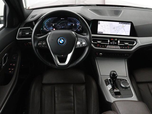 BMW 3-SERIE 330e Business Edition Plus | Sportstoelen | Leder | Adaptive cruise | Stoelverwarming | Carplay | Stuurverwarming | Navigatie | Parkeerhulp | Full LED | Live Cockpit | Individual Aventurinrot metallic | PHEV | Plug In