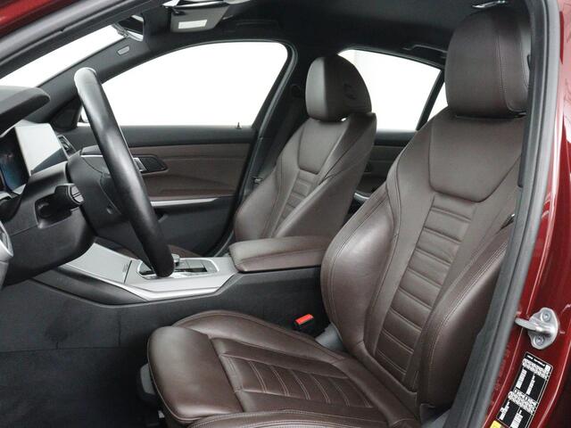 BMW 3-SERIE 330e Business Edition Plus | Sportstoelen | Leder | Adaptive cruise | Stoelverwarming | Carplay | Stuurverwarming | Navigatie | Parkeerhulp | Full LED | Live Cockpit | Individual Aventurinrot metallic | PHEV | Plug In