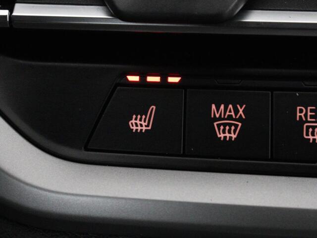 BMW 3-SERIE 330e Business Edition Plus | Sportstoelen | Leder | Adaptive cruise | Stoelverwarming | Carplay | Stuurverwarming | Navigatie | Parkeerhulp | Full LED | Live Cockpit | Individual Aventurinrot metallic | PHEV | Plug In