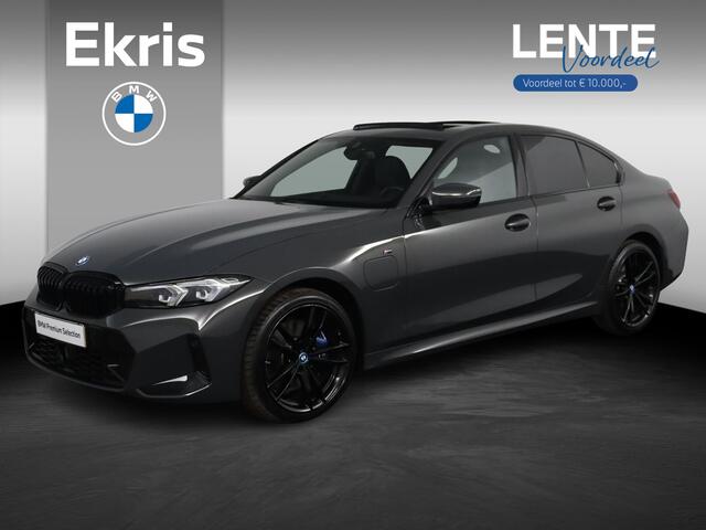 BMW 3-SERIE 320e BMW 320e Sedan M Sport | Glazen Schuif-/kanteldak | Trekhaak Elektrisch | Harman Kardon | Active Cruise Control | Stoelverwarming | 19" M Dubbelspaak | Lentevoordeel