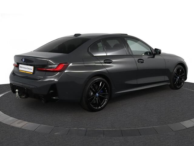 BMW 3-SERIE 320e BMW 320e Sedan M Sport | Glazen Schuif-/kanteldak | Trekhaak Elektrisch | Harman Kardon | Active Cruise Control | Stoelverwarming | 19" M Dubbelspaak | Lentevoordeel