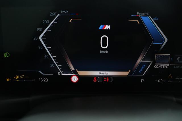 BMW 3-SERIE 320e BMW 320e Sedan M Sport | Glazen Schuif-/kanteldak | Trekhaak Elektrisch | Harman Kardon | Active Cruise Control | Stoelverwarming | 19" M Dubbelspaak | Lentevoordeel