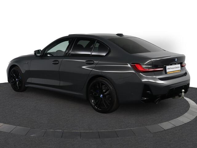 BMW 3-SERIE 320e BMW 320e Sedan M Sport | Glazen Schuif-/kanteldak | Trekhaak Elektrisch | Harman Kardon | Active Cruise Control | Stoelverwarming | 19" M Dubbelspaak | Lentevoordeel