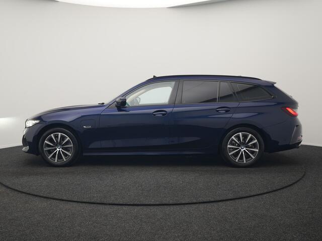 BMW 3-SERIE Touring 320e xDrive PHEV 204pk Dealer O.H. | Trekhaak Af Fabriek | Panodak | Adaptive Cruise | Camera | Lederen Sportstoelen Memory & Verwarmd | Widescreen Navi | Blis | Apple Carplay | DAB | Iconic Glow Grille | Plug In Hybrid |