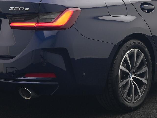 BMW 3-SERIE Touring 320e xDrive PHEV 204pk Dealer O.H. | Trekhaak Af Fabriek | Panodak | Adaptive Cruise | Camera | Lederen Sportstoelen Memory & Verwarmd | Widescreen Navi | Blis | Apple Carplay | DAB | Iconic Glow Grille | Plug In Hybrid |