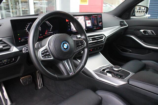 BMW 3-SERIE 330e 292PK xDRIVE | PANORAMISCH SCHUIF/KANTEL DAK | M-SPORT PRO-PAKKET | M-SPORT REMMEN UITGEVOERD IN DONKERBLAUW MET M LOGO | BMW LIVE COCKPIT PROFESSIONAL | CURVED DISPLAY |DRIVING ASSISTANT INCL. HEAD-UP DISPLAY | PARKING ASSIST INCL. ACHTERUITRIJCAMER