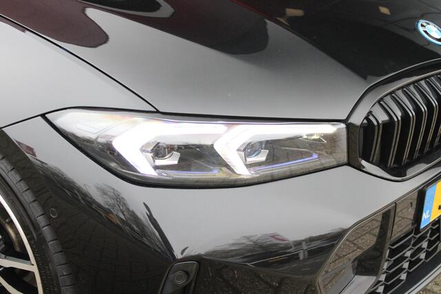 BMW 3-SERIE 330e 292PK xDRIVE | PANORAMISCH SCHUIF/KANTEL DAK | M-SPORT PRO-PAKKET | M-SPORT REMMEN UITGEVOERD IN DONKERBLAUW MET M LOGO | BMW LIVE COCKPIT PROFESSIONAL | CURVED DISPLAY |DRIVING ASSISTANT INCL. HEAD-UP DISPLAY | PARKING ASSIST INCL. ACHTERUITRIJCAMER