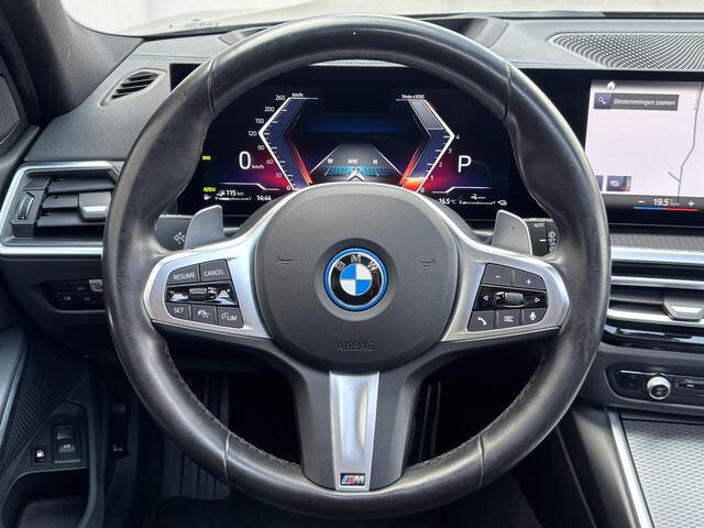 BMW 3-SERIE Touring 330e xDrive M-Sport Plug-in PHEV Shadow Line / Wide Screen / 1500kg Trekgewicht / M-pakket / Panorama dak / Parkeerassistent-pakket / 18" breedset LM wielen / Elektrische achterklep / Elektrische Stoelen / HUD / Apple Carplay/Android /