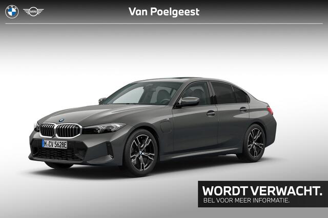 BMW 3-SERIE Sedan 330e M-Sport / 18 inch / Trekhaak / Stoelverwarming