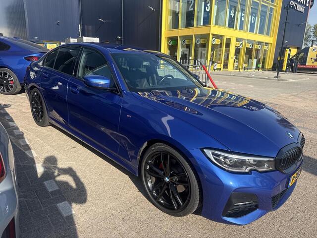 BMW 3-SERIE 320i M-Sport | 19" | Elektrisch verstelbare voorstoelen | Extra getint glas achter | Voorbereiding Driving Assistance