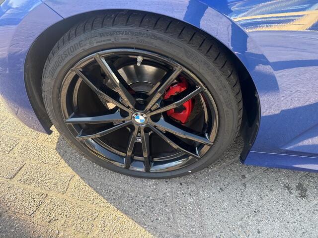 BMW 3-SERIE 320i M-Sport | 19" | Elektrisch verstelbare voorstoelen | Extra getint glas achter | Voorbereiding Driving Assistance