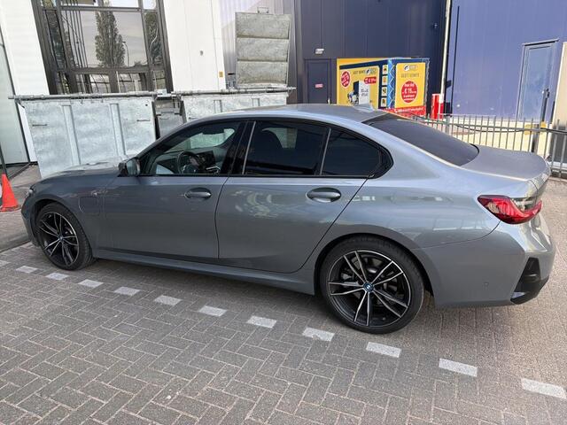BMW 3-SERIE 330e M-Sport | 19" | Harman Kardon | Schuifdak | Camera