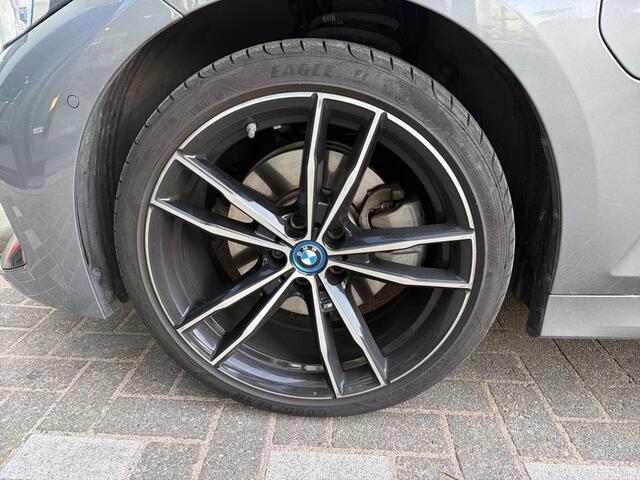BMW 3-SERIE 330e M-Sport | 19" | Harman Kardon | Schuifdak | Camera