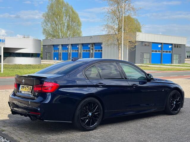 BMW 3-SERIE 320I Corporate Lease High Executive '' Apple Carplay - Clima - PDC ''